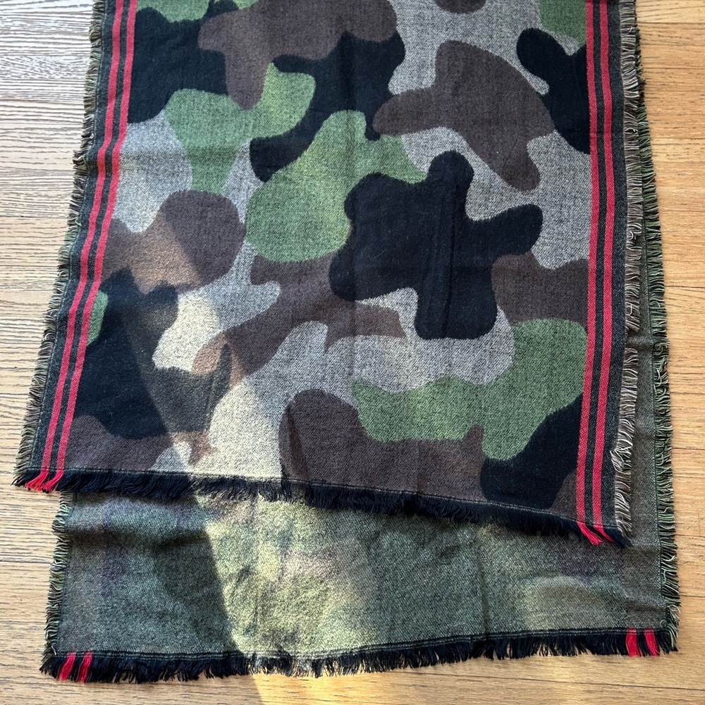 Camouflage Fringe Edge Scarf with Red Stripe
